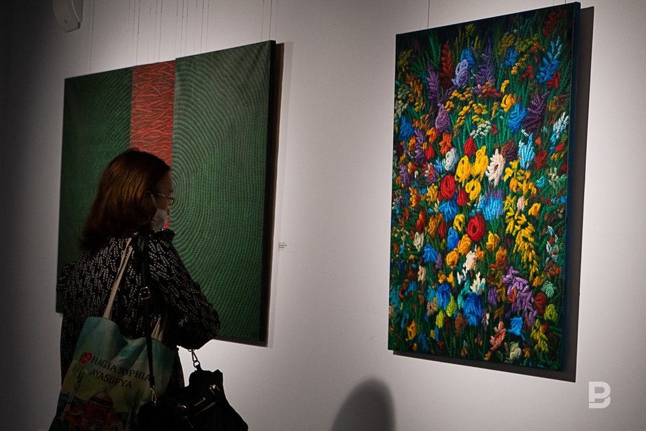 Посетитель и картины выставки турецкого художника Ахмета Йешиля «Звуки и следы»