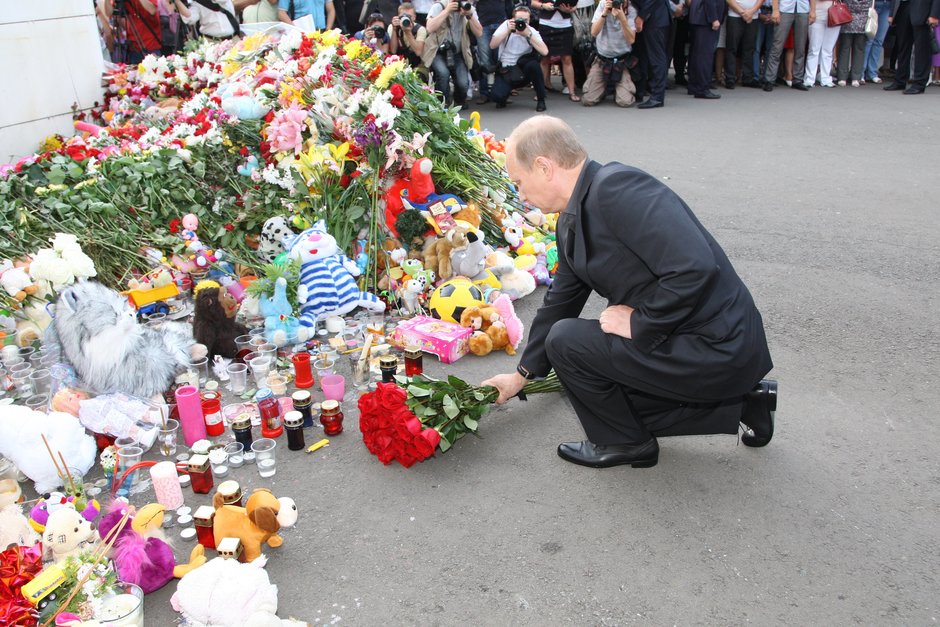 Возложение Владимиром Путиным цветов в память о погибших в катастрофе теплохода «Булгария», 14 июля 2011 г.