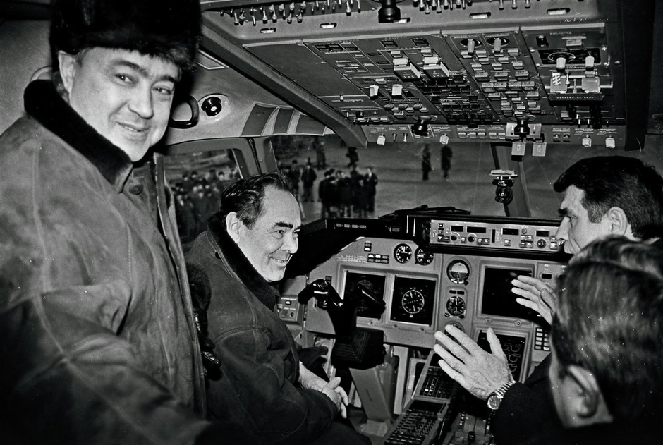 Выкатка на испытания самолета Ту-214 на КАПО им. Горбунова. Февраль 1996 года