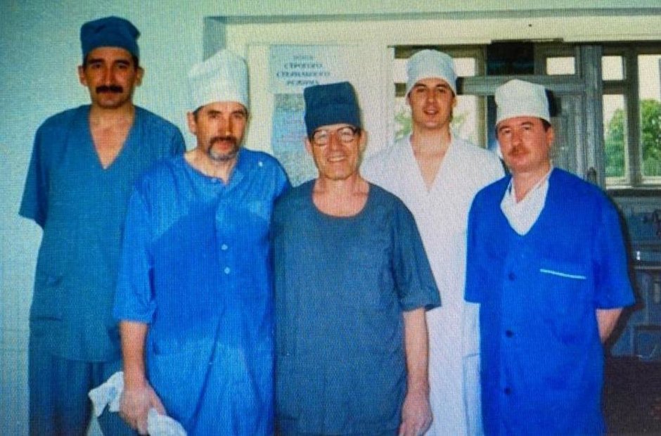 Бригада хирургов после первой аутотрансплантации почки у ребенка в РТ. ДРКБ, 2002 год