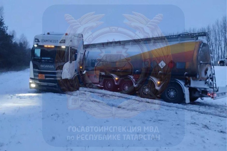 В Алькеевском районе Татарстана водитель Lada Granta столкнулся с встречным грузовиком