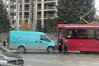 ДТП с участием трамвая парализовало движение на улице Гвардейской в Казани