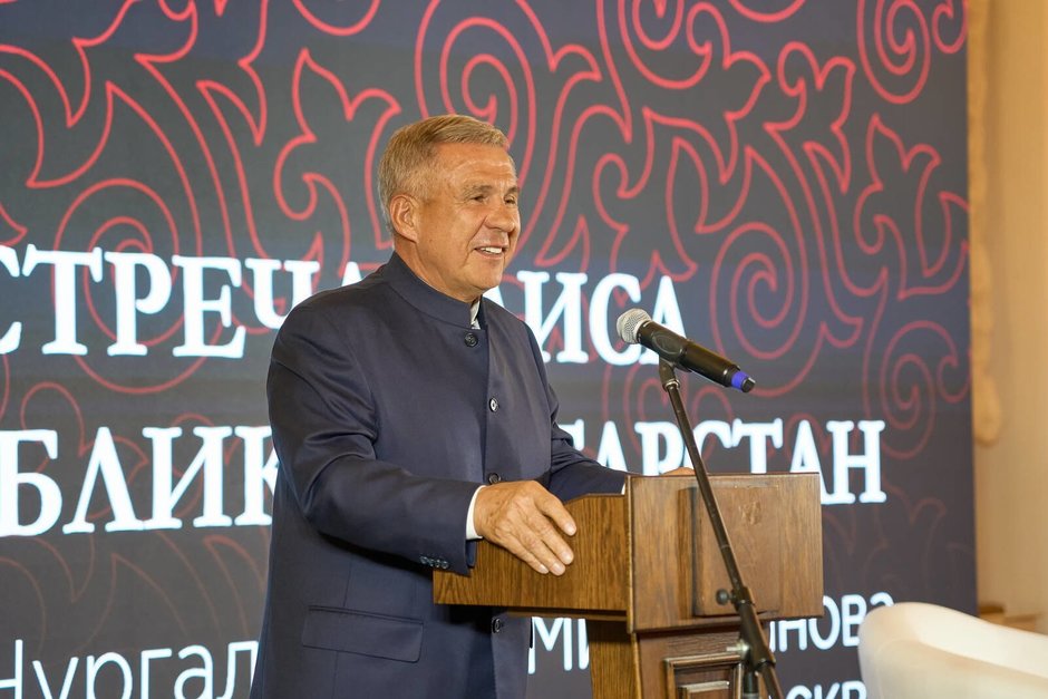 Минниханов встретился с землячеством Татарстана в Москве и получил награду «Аль-Фахр»