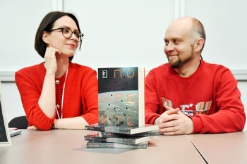 Читать роман «По орбите» с глобусом под рукой