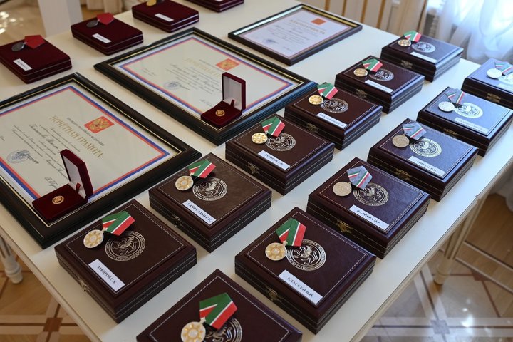 Раис Татарстана наградил лучших работников медалью «За доблестный труд»