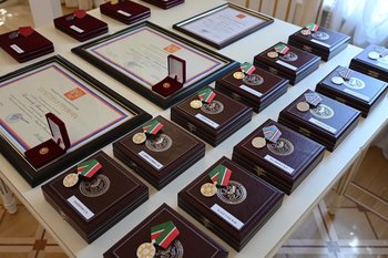 Раис Татарстана наградил лучших работников медалью «За доблестный труд»