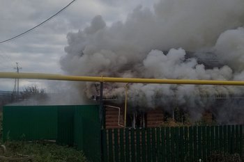 В Заинске загорелся дом: пожарные Татарстана спасли многодетную семью