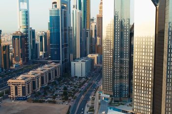 Жители небоскребов Дубая провели ночь на парковках и в коридорах на фоне атаки на порт