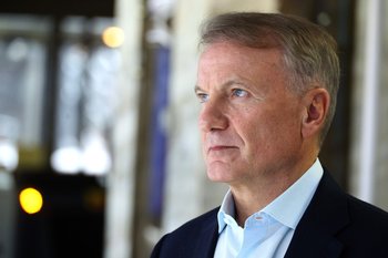 Греф объяснил, почему россиянам стоит положить 13-ю зарплату на вклад в банке