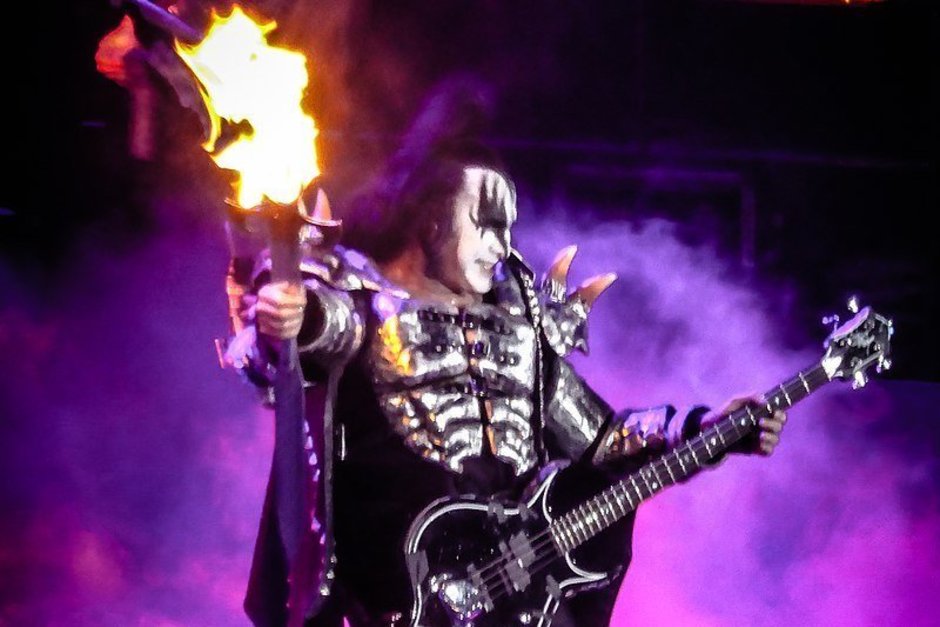 Бас-гитарист рок-группы Kiss Джин Симмонс потерял сознание за рулем и попал в аварию