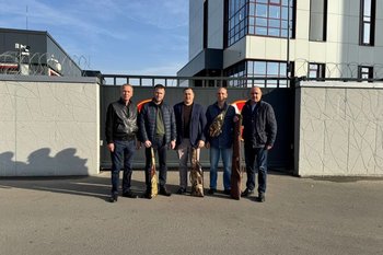 Депутаты Госсовета Татарстана и Казгордумы передали личное охотничье оружие бойцам в зону СВО