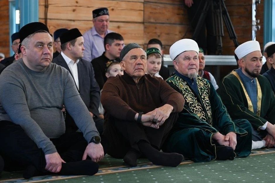 Раис Татарстана прочитал праздничный намаз в отреставрированной мечети села Айбаш Высокогорского района