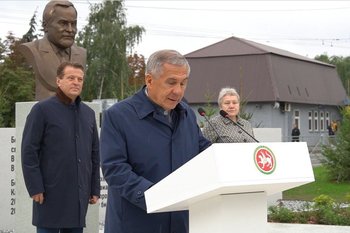 Рустам Минниханов открыл в Казани памятники Павлову и Тихомирову