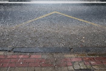 Татарстанцев предупредили о грозе и граде