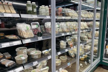 Больше половины россиян еженедельно покупают готовую еду