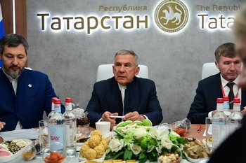 Минниханов обсудил сотрудничество с президентом АО «Арнест» на ПМЭФ