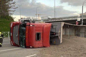 В Казани на Вишневского перевернулся грузовик, водитель госпитализирован
