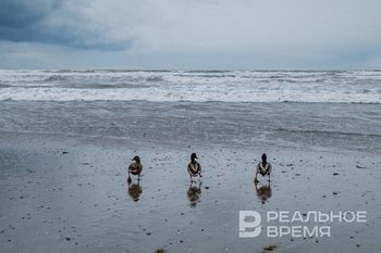 Глава МЧС назвал ситуацию с разливом мазута у порта Тамань наиболее сложной