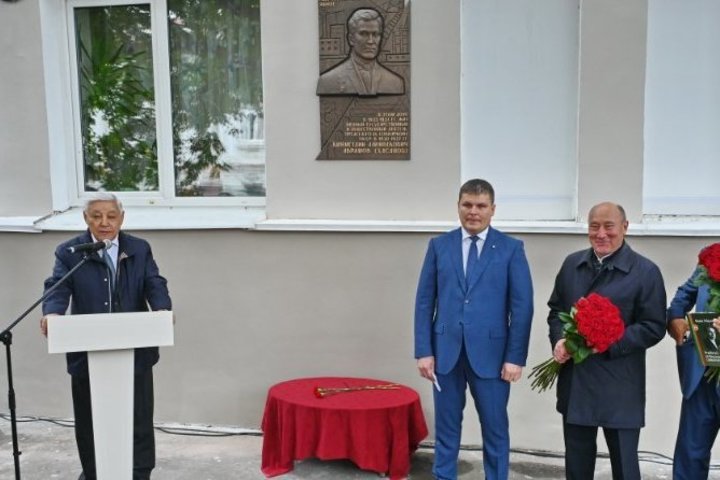 В Казани открыли мемориальную доску Кияму Абрамову