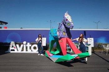 На ПМЭФ Авито презентовал арт-объект в честь Года семьи — трехметровую «Лошадку, доброго друга из детства»