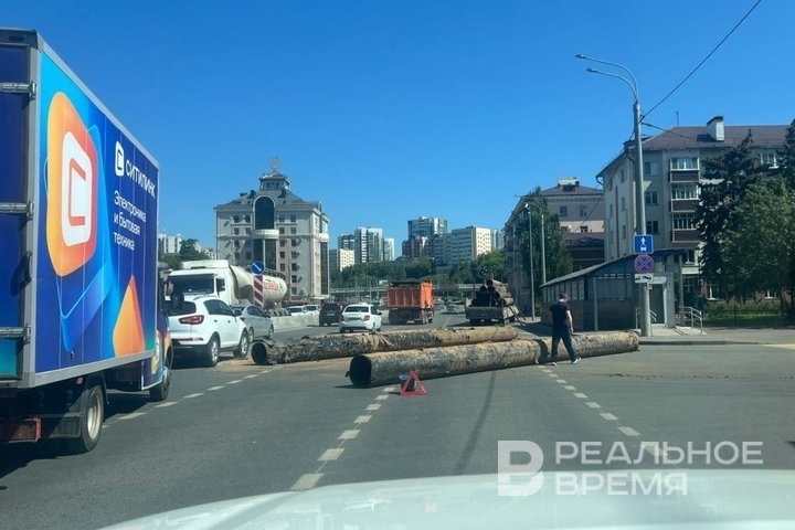 В Казани на улице Назарбаева образовалась пробка из-за опрокинувшихся труб