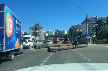 В Казани на улице Назарбаева образовалась пробка из-за опрокинувшихся труб