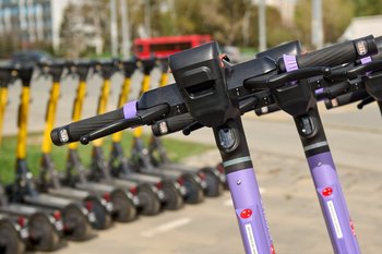 Возраст для пользователей электросамокатов повысят, но водительские права не введут