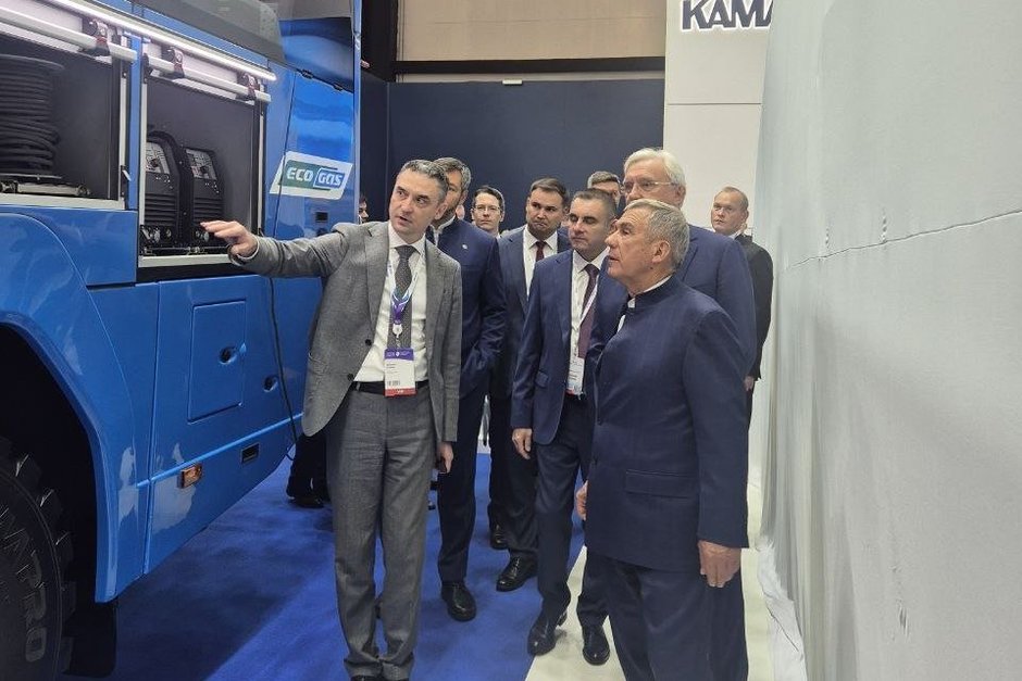 Минниханов и Миллер ознакомились с новинками татарстанских предприятий на ПМГФ-2025