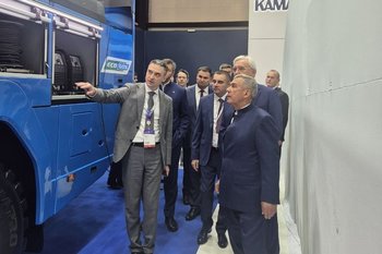 Минниханов и Миллер ознакомились с новинками татарстанских предприятий на ПМГФ-2025