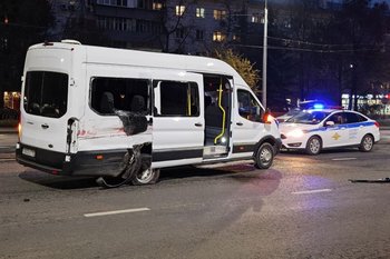 У Московского рынка в Казани столкнулись трамвай и автобус