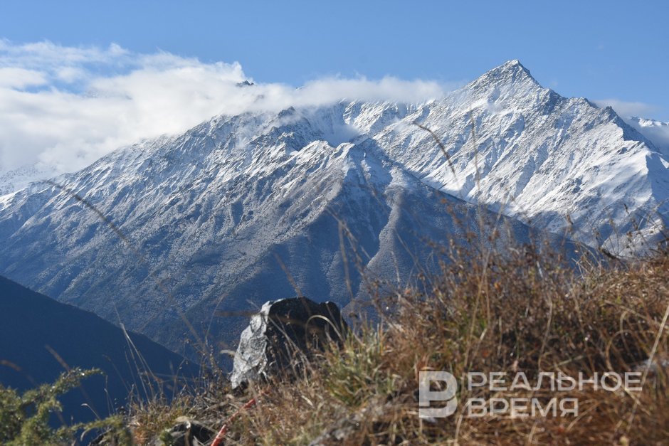 Снежные вершины Кавказских гор, древние башни и бурная Асса