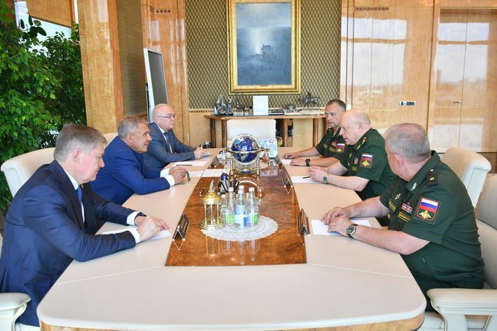 Рустаму Минниханову представили нового начальника Казанского танкового училища