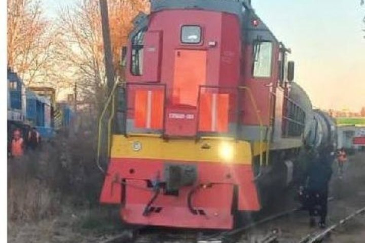 В Бугульме сошли с рельсов локомотив и три вагона-цистерны с мазутом