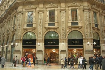 Prada завершила сделку по приобретению Versace за $1,4 млрд