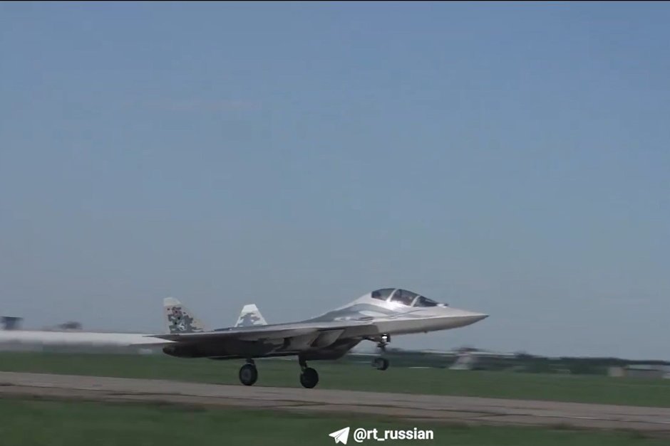 Прошел первый испытательный полет двухместного истребителя Су-57