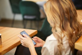 В салонах связи появился виртуальный помощник