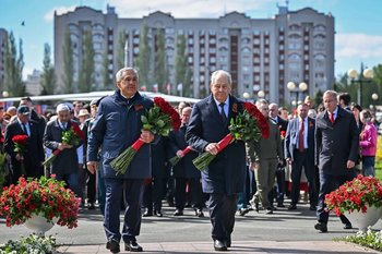Рустам Минниханов и Минтимер Шаймиев возложили цветы к Вечному огню в парке Победы в Казани