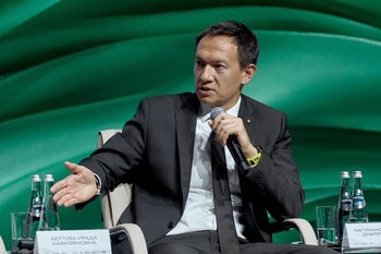 Матвиенко вручила удостоверение сенатора Тимуру Нагуманову