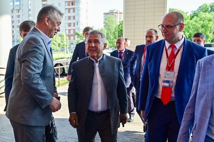 Рустам Минниханов обсудил с директором АИРР Александром Смекалиным результаты работы ассоциации