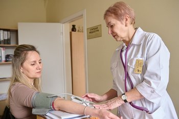 Объем платных медуслуг, оказанных россиянам в 2023 году, увеличился на 11% и составил 1,36 трлн рублей