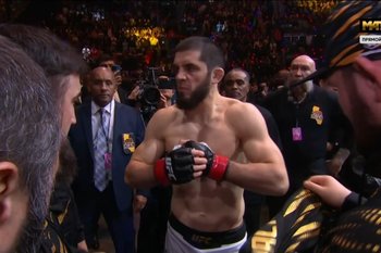 Махачев победил удушением бразильца Мойкано в UFC 311