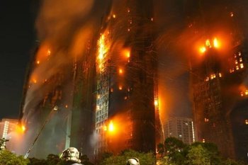 В сгоревших домах в Гонконге обнаружили еще 18 тел погибших