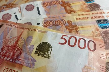 Средняя зарплата в России достигла почти 100 тысяч рублей