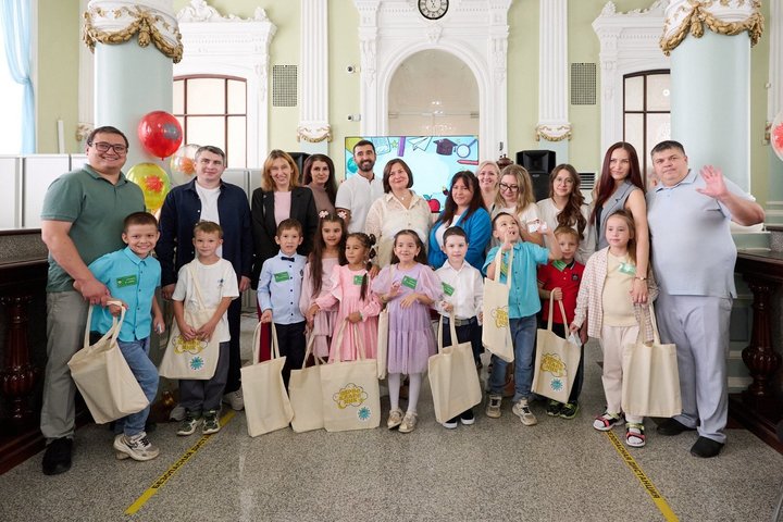 Банк «Аверс» пригласил детей сотрудников на праздник первоклассников