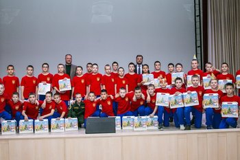 Кадеты в преддверии Нового года получили сладкие подарки от «ТАИФ-НК»