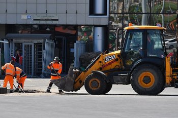 Минтруд предложил сократить долю иностранцев в ряде отраслей в 2026 году
