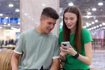 Смартфоны с ИИ догоняют фоторедакторы по росту популярности