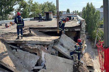 Спасатели разбирают завалы в Саратове после взрыва газа в доме