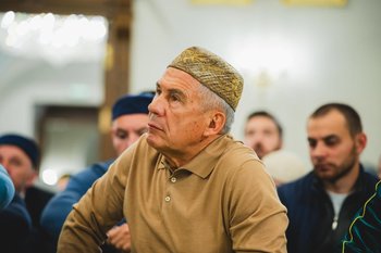 Минниханов поучаствовал в праздничном намазе в мечети «Аль-Марджани» в Казани