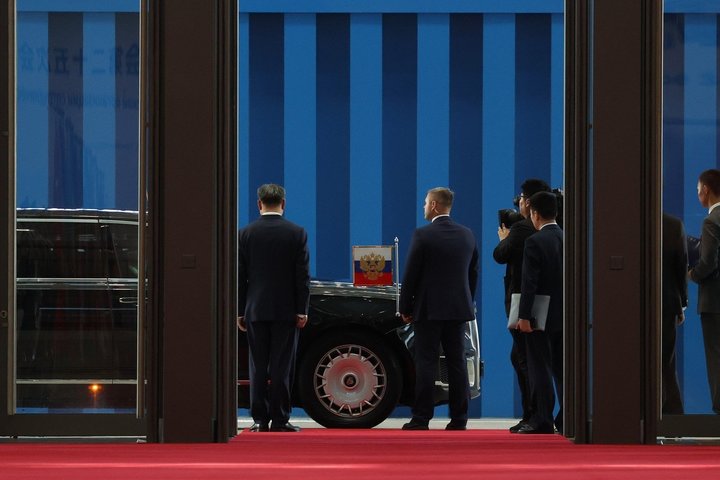 Зарубин объяснил цифры на номере автомобиля Путина Aurus в КНР